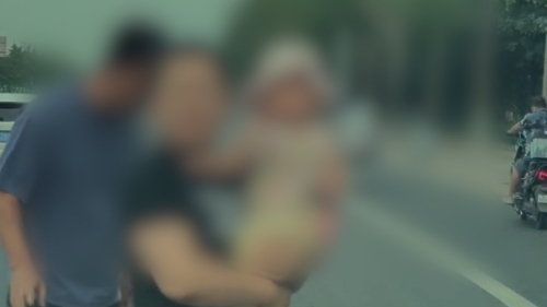 只因被鸣笛提醒，直接把电动自行车停在机动车道上锁车走人？