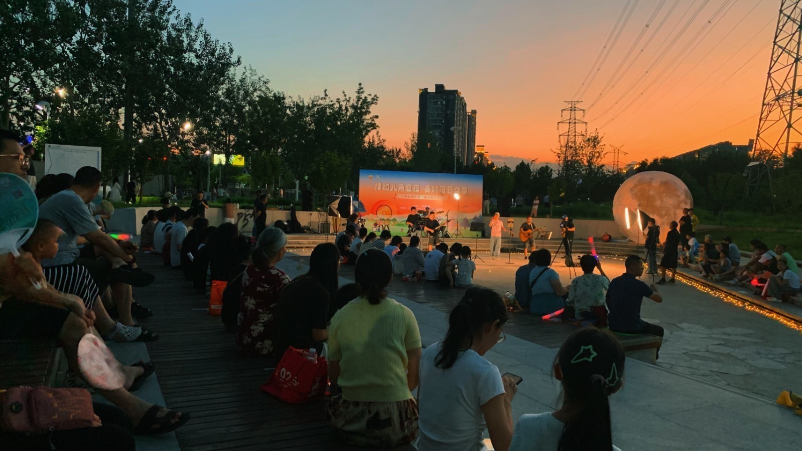 石景山区八角街道：“落日音乐会”点亮居民夏夜生活