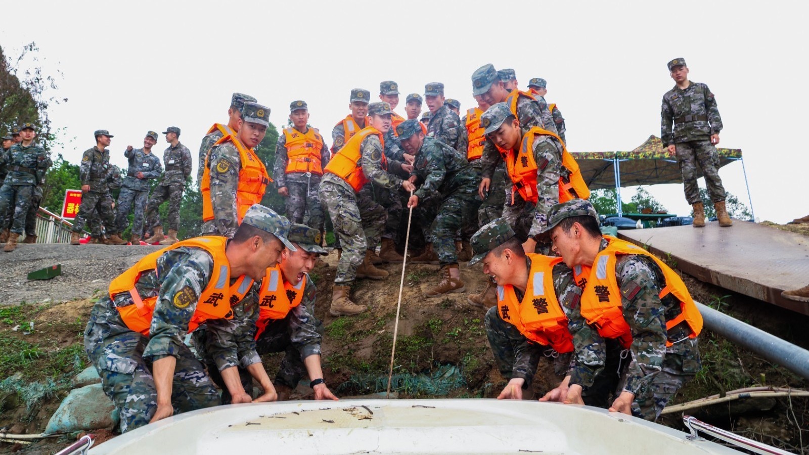 驭舟踏浪 淬火砺能 警官学院训练基地学员开展水上救援实操“初体验” 驭舟踏浪 淬火砺能 警官学院训练基地学员开展水上救援实操“初体验”