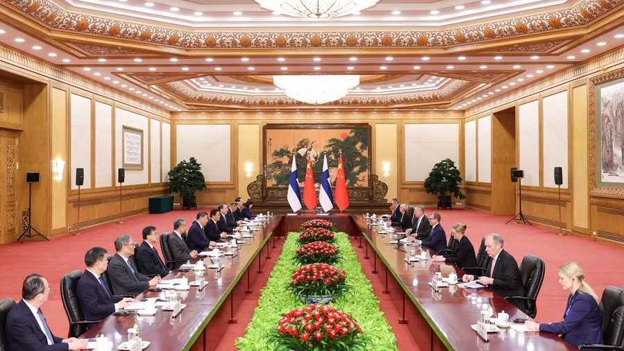 习近平会见芬兰总理奥尔波