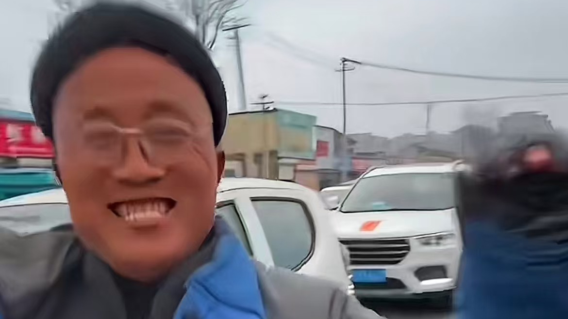 网友堵车时买砂糖橘大爷蹦蹦跳跳送来