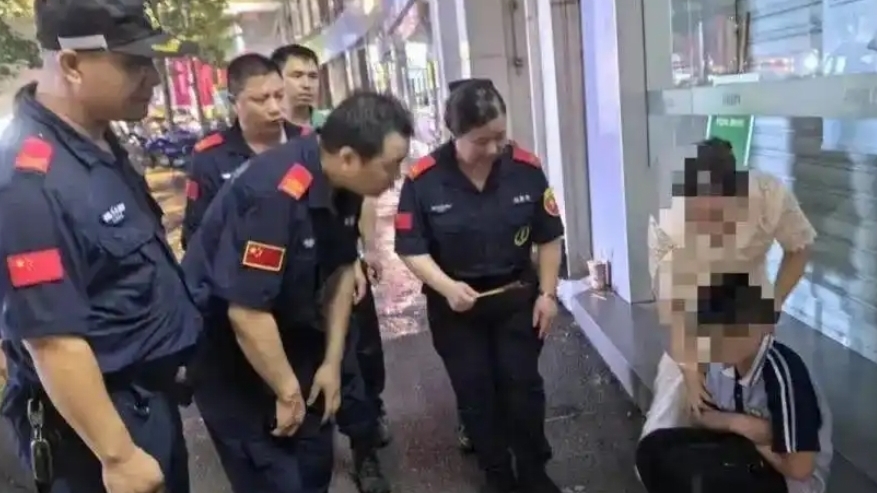 12岁男孩离家出走 两天后爸爸发生车祸 。众人帮忙找回爸爸却已去世