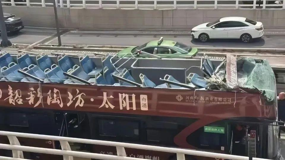 河南一双层公交被“削顶”!这些位置尽量别坐 河南一双层公交被“削顶”!这些位置尽量别坐