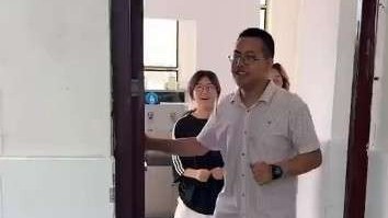 班主任做150斤小龙虾请毕业生炫