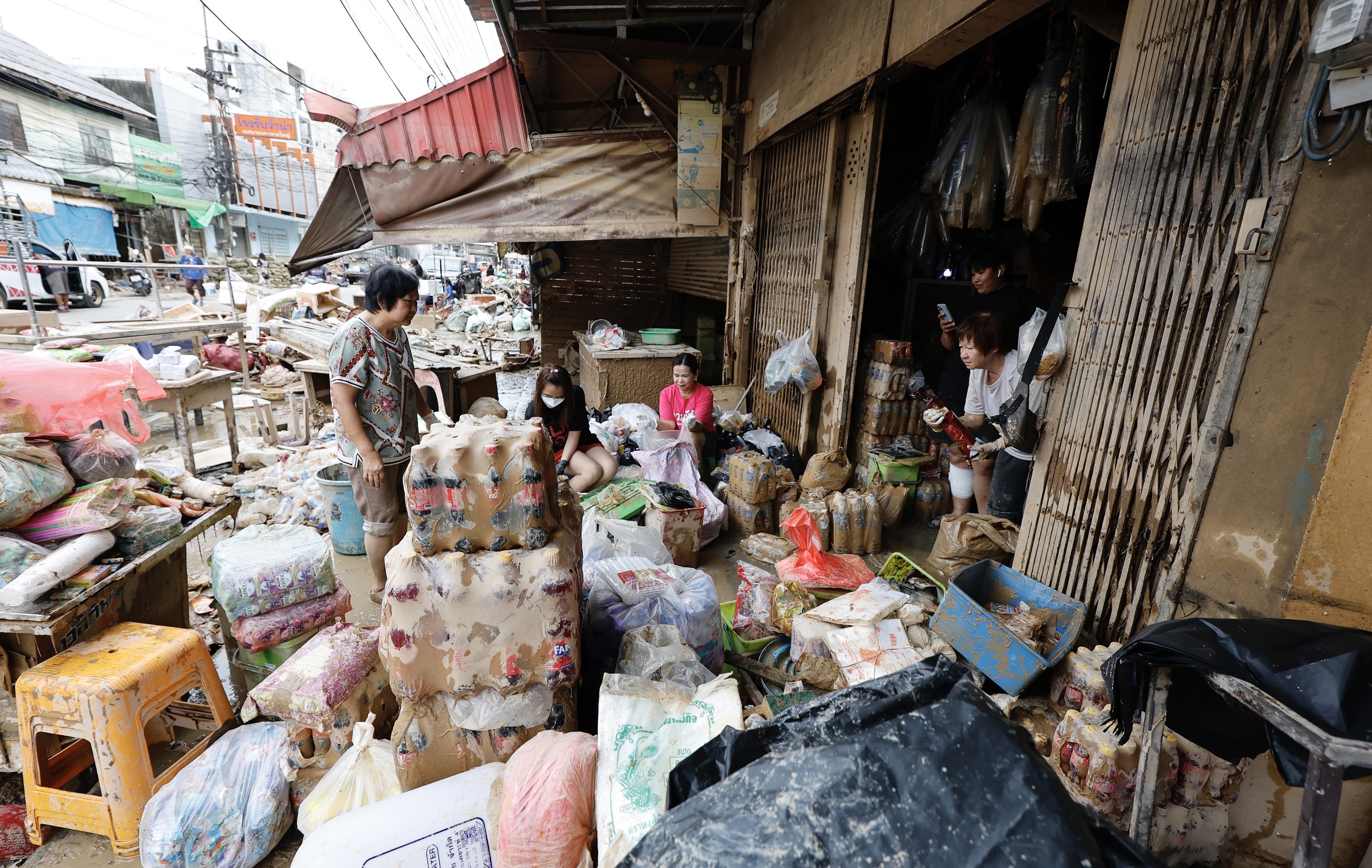 洪水淹屋 泰国一家人受困两天 洪水淹屋 泰国一家人受困两天