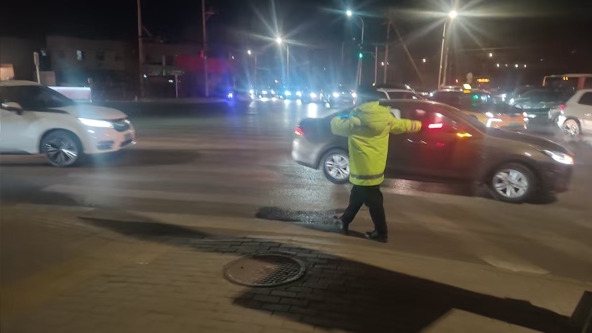 过街全靠“抢”,二拨子南路堵车难题有解吗? 过街全靠“抢”,二拨子南路堵车难题有解吗?