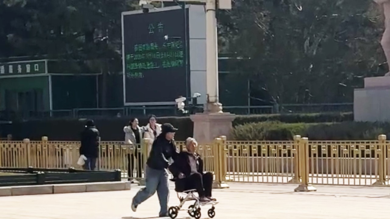 毛主席纪念堂将维修暂停开放 最后开放日游客奔跑前来瞻仰伟人 毛主席纪念堂将维修暂停开放 最后开放日游客奔跑前来瞻仰伟人