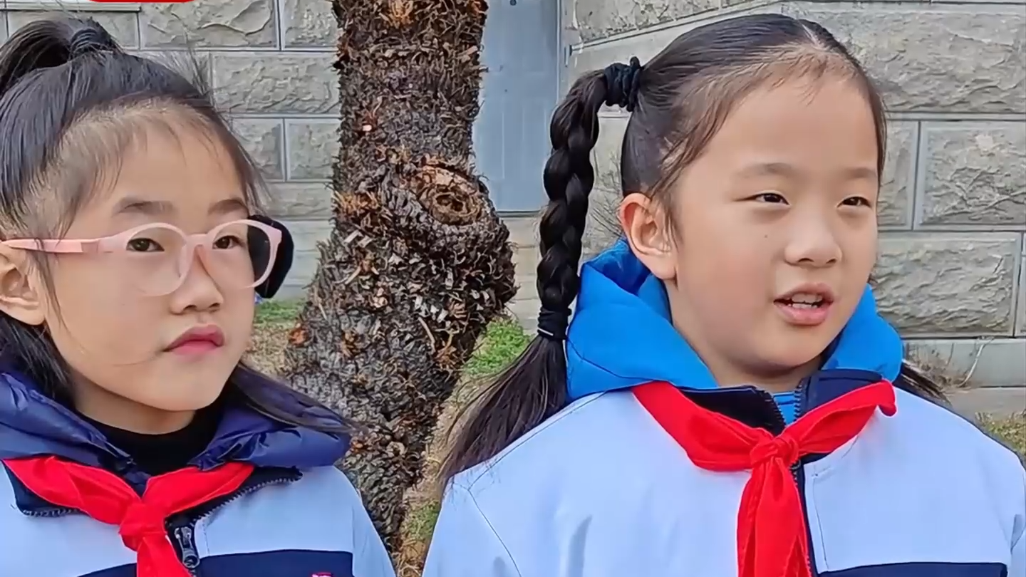 小学生穿校服戴红领巾来悼念黄爷爷 小学生穿校服戴红领巾来悼念黄爷爷