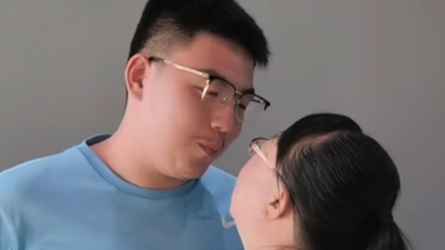 北京男子洪水中硬把妈妈推上飞机