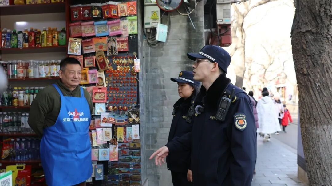 东城：节前巡查 城管部门护航街巷美丽有序