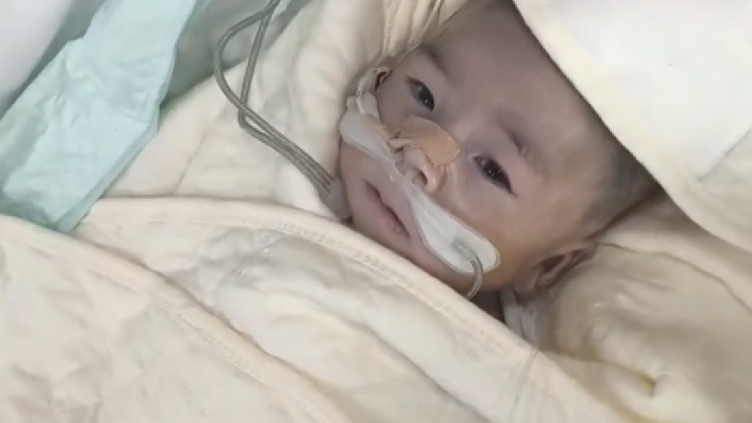 随行记者讲述转运途中的惊险时刻 三次从死神手中把患儿抢救回来