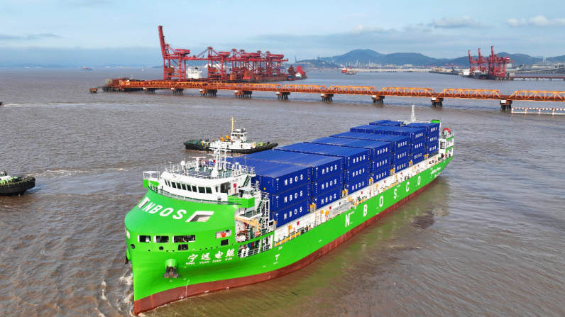 我国首艘万吨级纯电动智能集装箱船正式投入商业运营