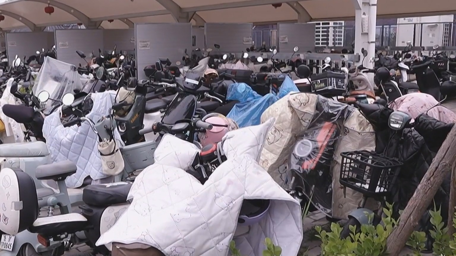 缓解电动自行车充电难 北京多地建起一站式停充点