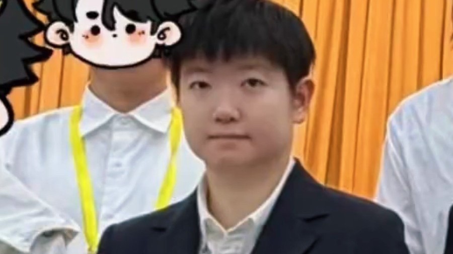 孙颖莎身着正装出席体育总局会议
