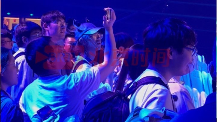 小米15周年战略新品发布会结束,观众迟迟不愿离场,对着小米YU7狂拍 小米15周年战略新品发布会结束,观众迟迟不愿离场,对着小米YU7狂拍