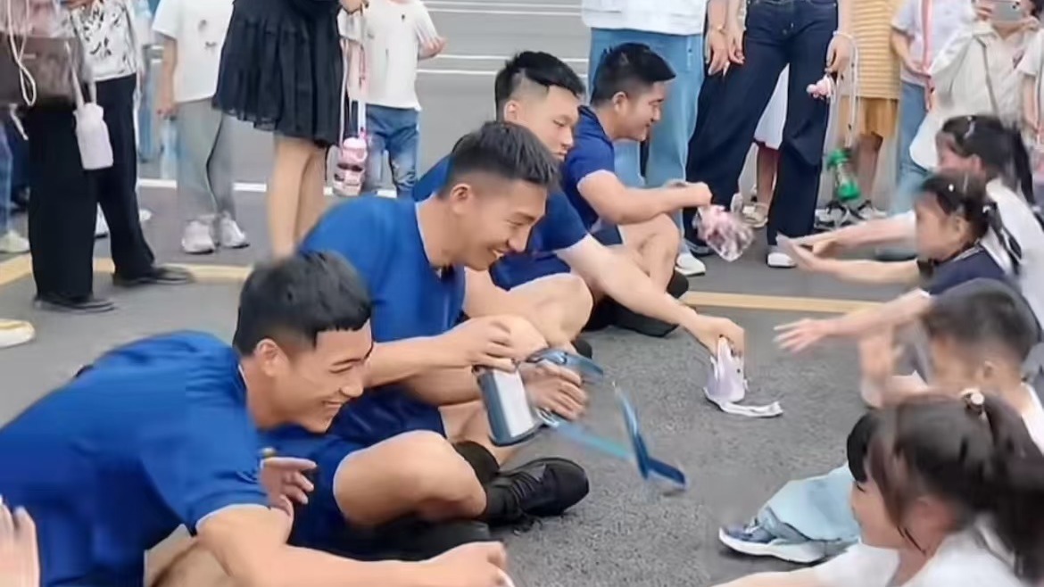 蓝朋友陪萌娃进行趣味对决过六一