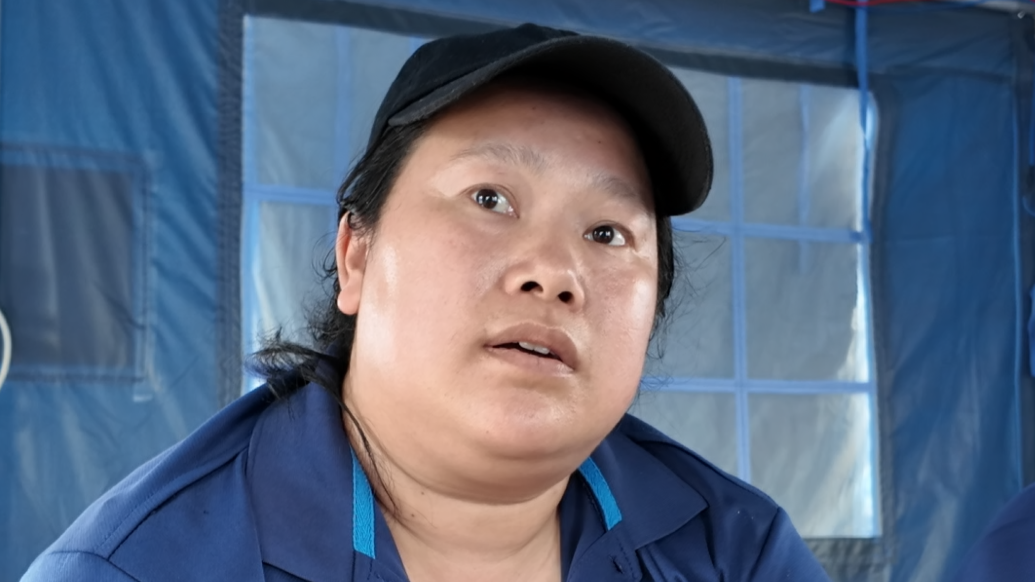 震区一家八口被转移到震后安置点生活