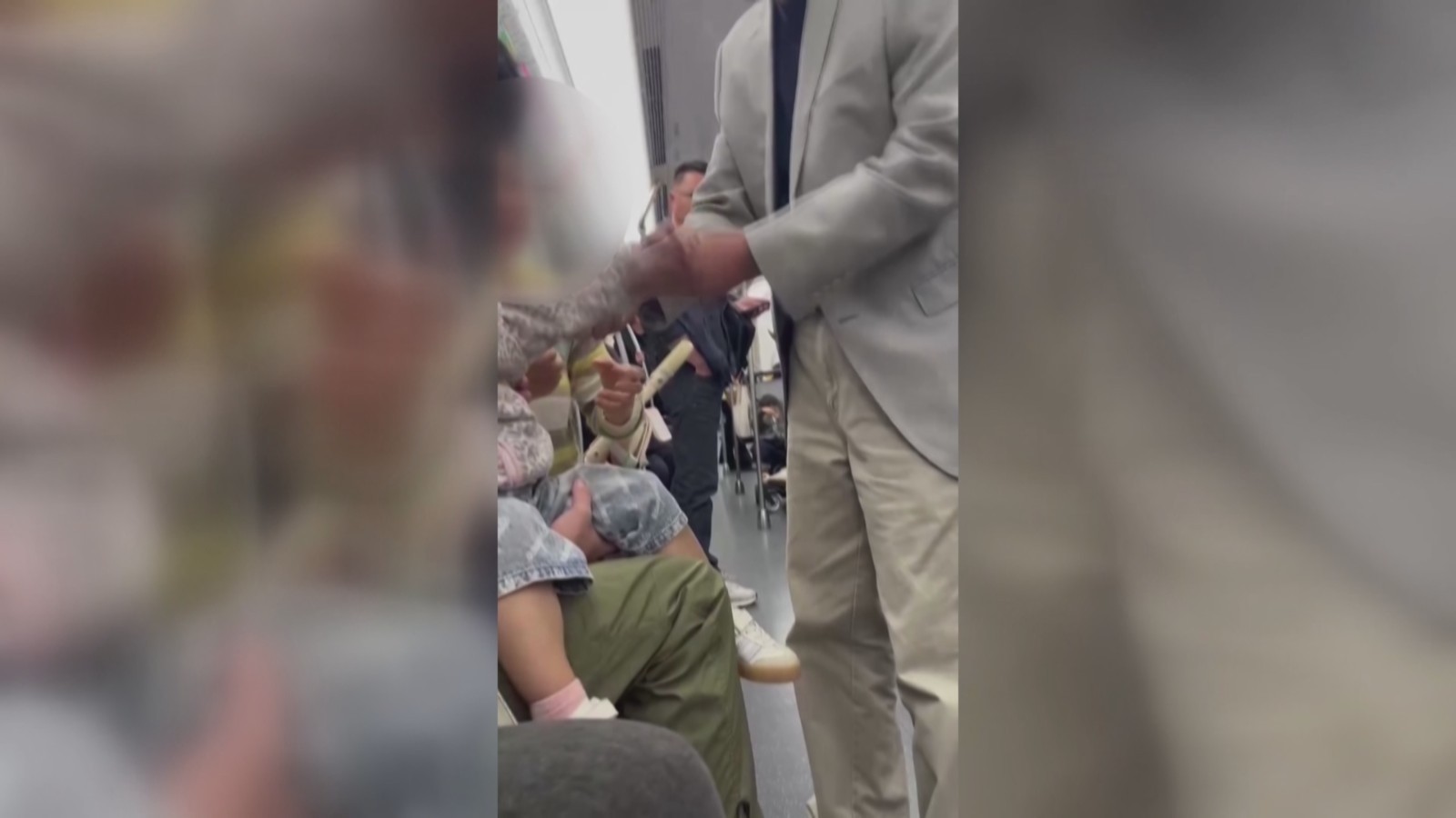 杭州地铁上孩童脱臼哇哇大哭,老中医出手3秒搞定 杭州地铁上孩童脱臼哇哇大哭,老中医出手3秒搞定