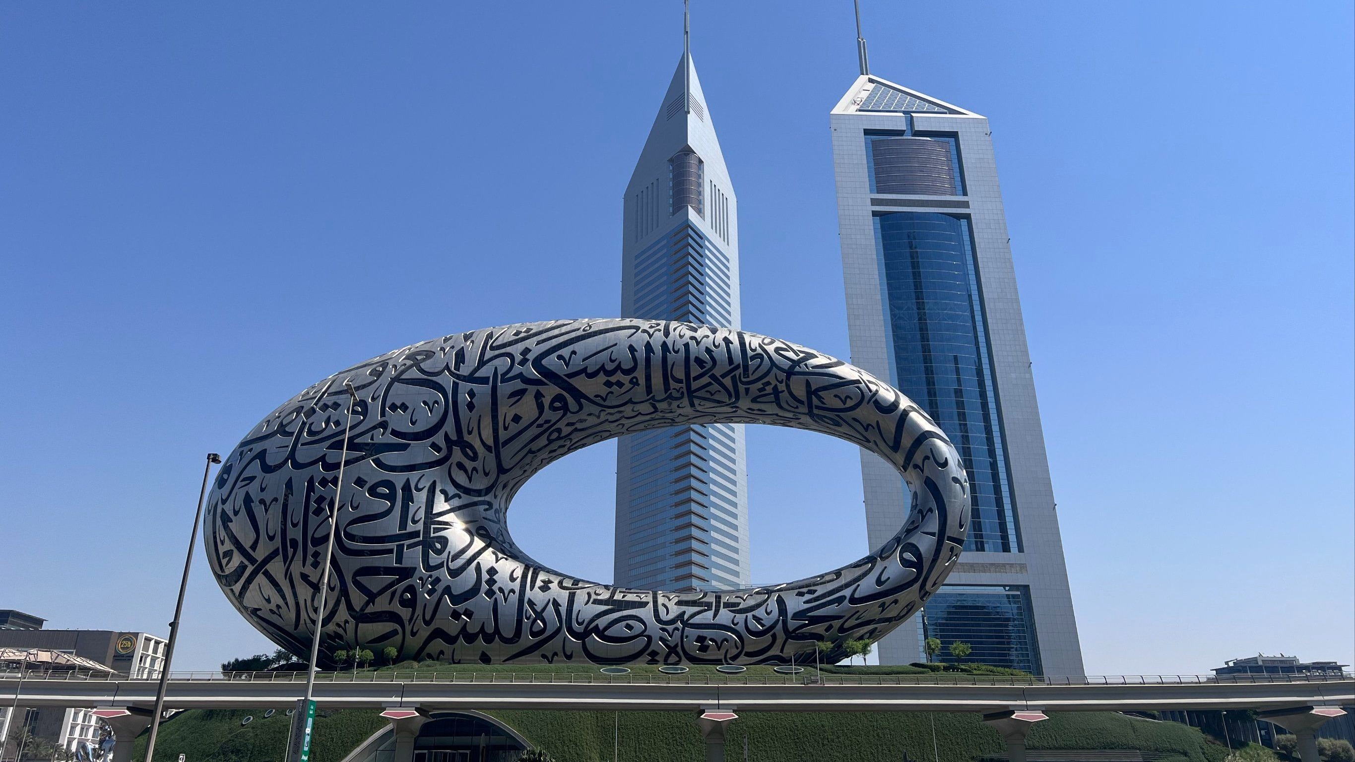 迪拜甲骨文大楼外立面遭防空系统拦截碎片击中 无人员伤亡 迪拜甲骨文大楼外立面遭防空系统拦截碎片击中 无人员伤亡