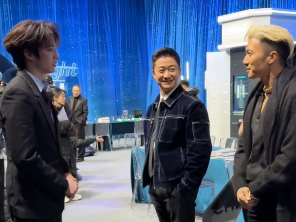 吴京向谢霆锋介绍刘耀文:他就想做打星 吴京向谢霆锋介绍刘耀文:他就想做打星