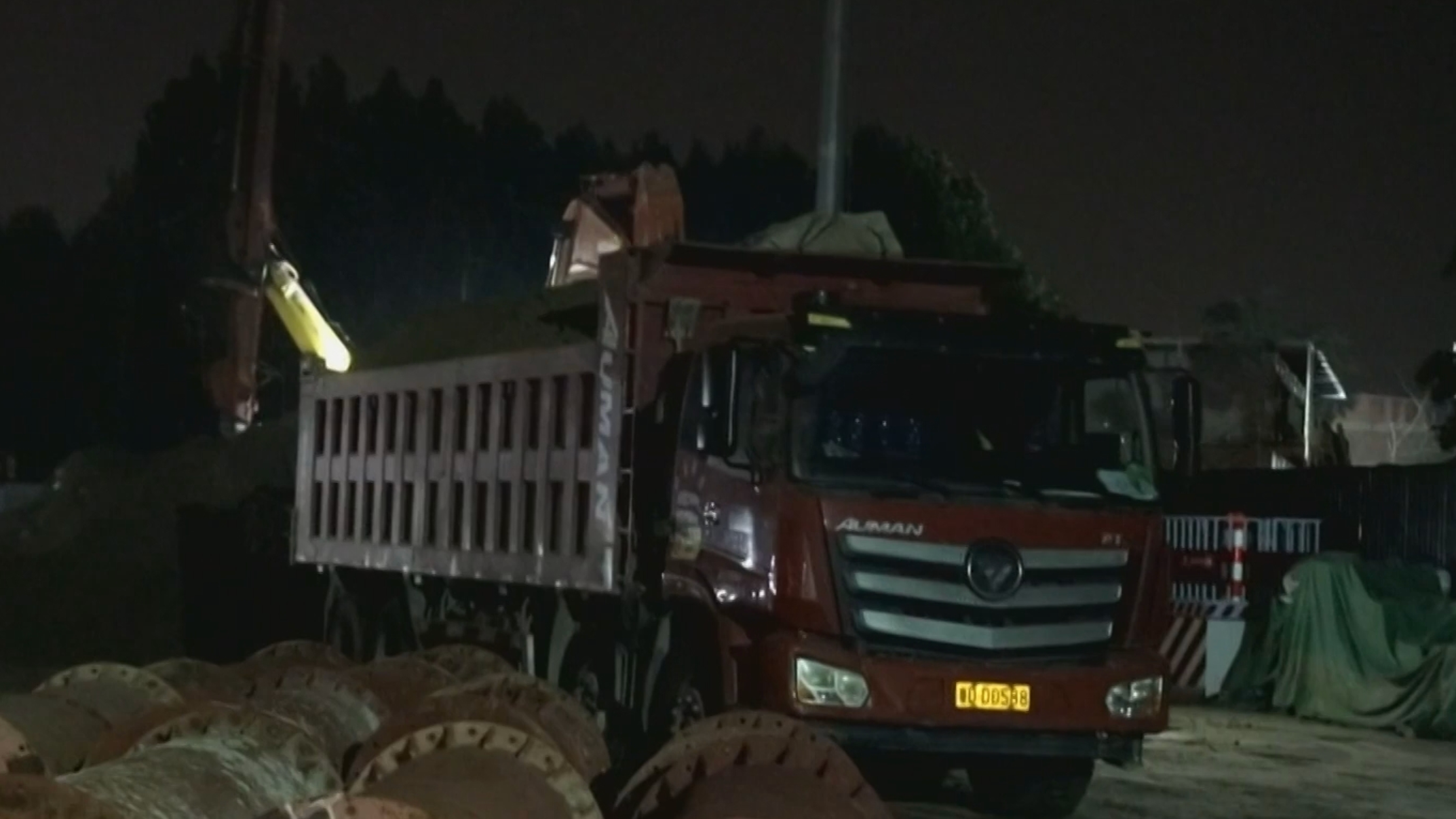 严查渣土运输全链条 城管闭环整治道路遗撒扬尘