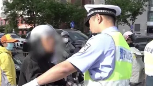 大爷骑电动车走斑马线：“我看病去”，交警暖心提示后放行