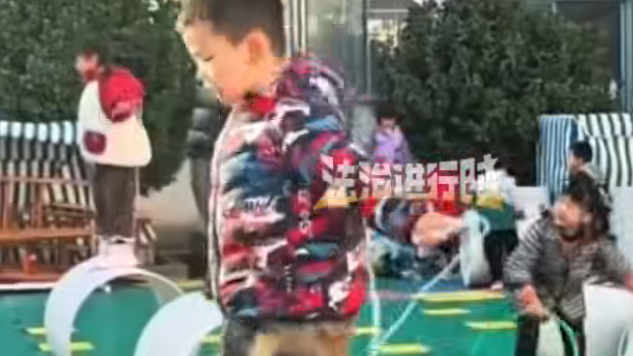 小朋友在幼儿园玩“滚筒跳绳”老师:一个一个跳 不要连续跳 小朋友在幼儿园玩“滚筒跳绳”老师:一个一个跳 不要连续跳