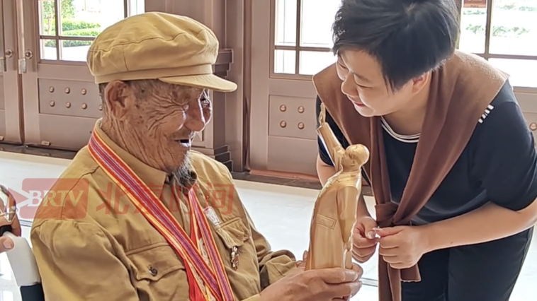 被问是谁的战士，98岁英雄老兵蹇兆增坚定回答“毛主席的战士！”