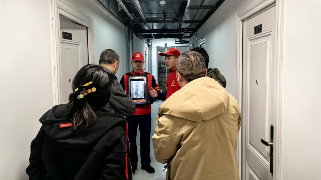 小背包“背负”安全使命 走街串巷筑牢“防火墙”