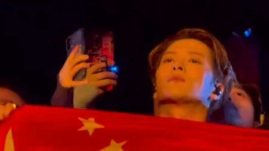 王嘉尔多伦多演唱会高举中国国旗