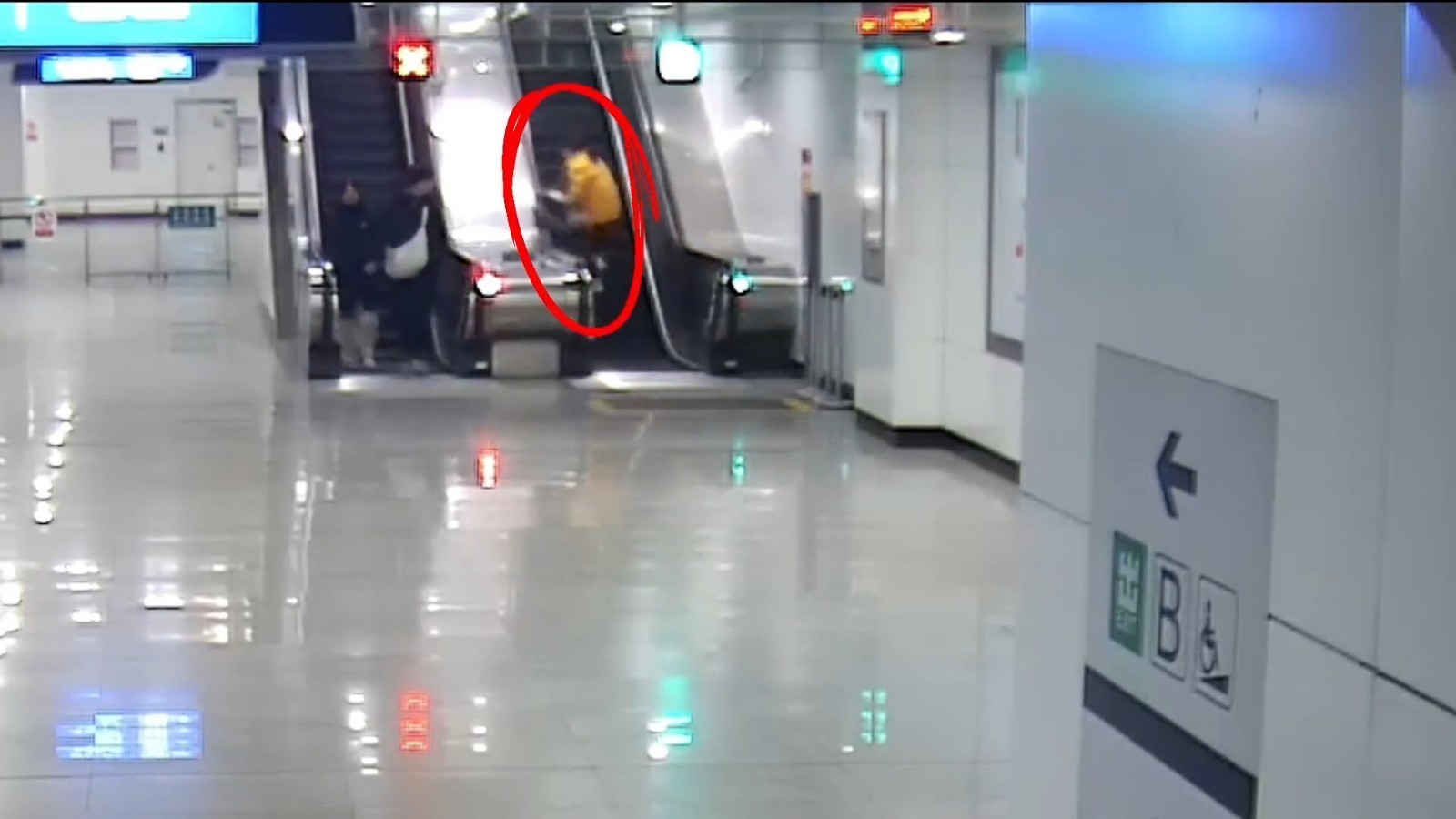 大妈扶梯摔倒安检员飞身按下急停键 大妈扶梯摔倒安检员飞身按下急停键