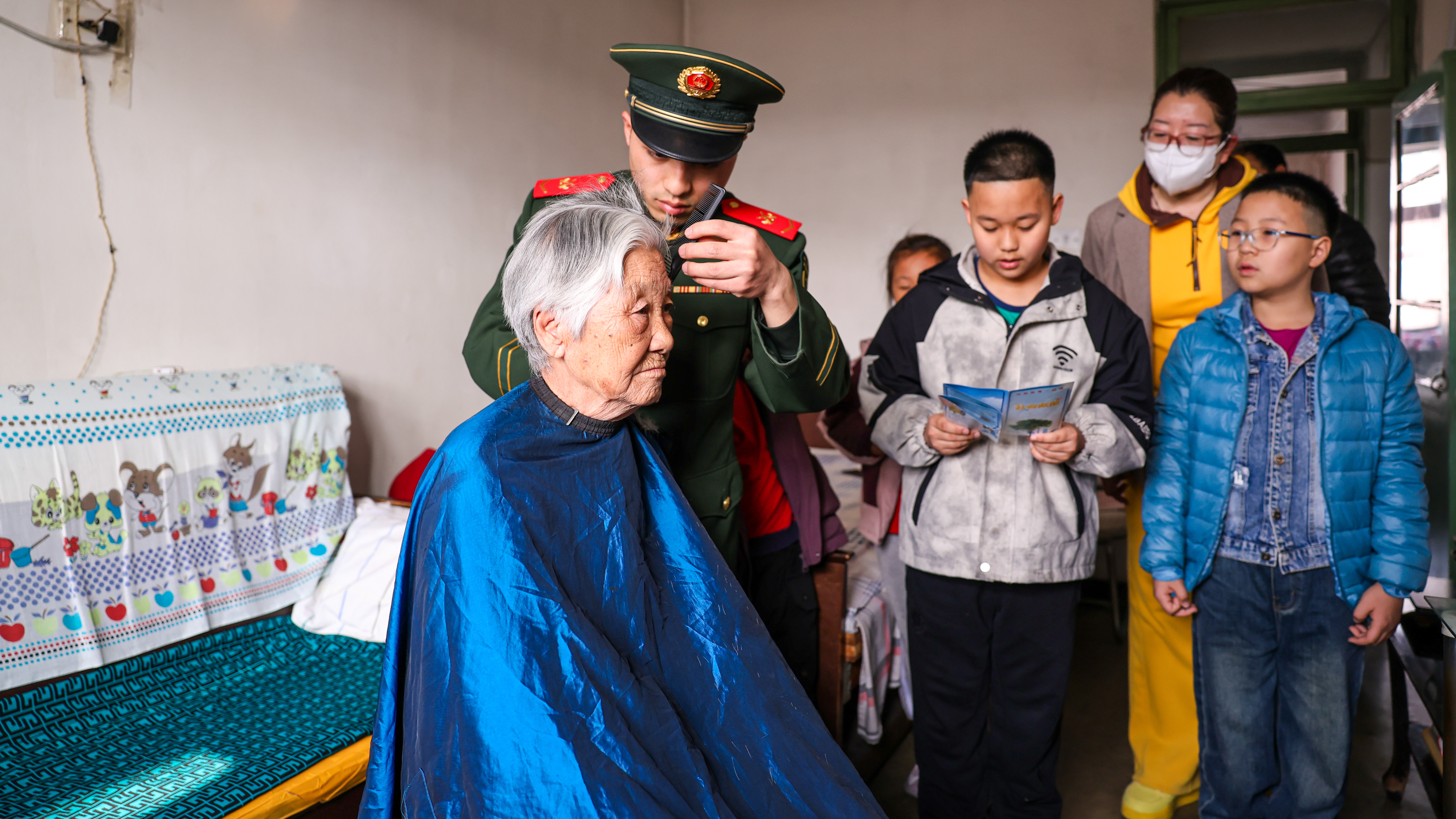 “学雷锋”志愿服务活动：雷锋精神代代相传