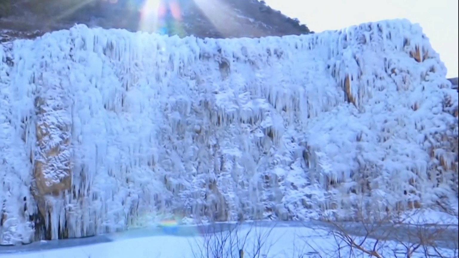 京郊多景区“冰瀑奇观”成市民冬季宝藏打卡地