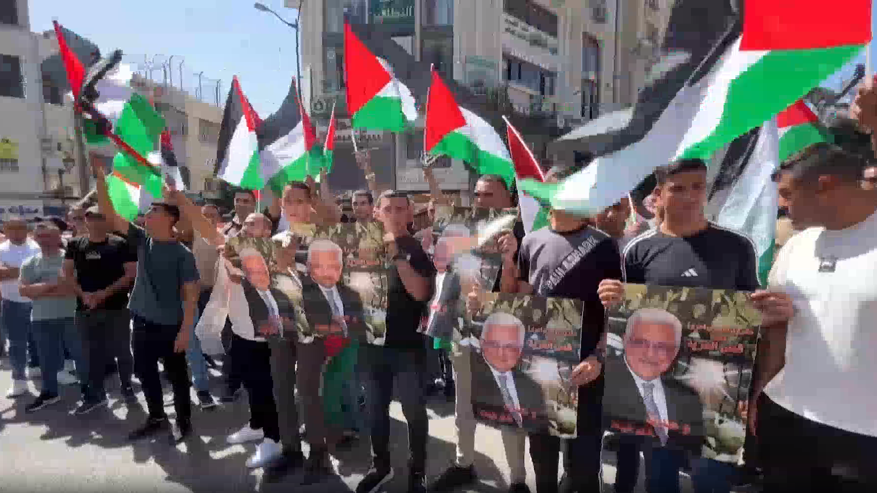 巴勒斯坦民众庆祝多国承认巴勒斯坦国