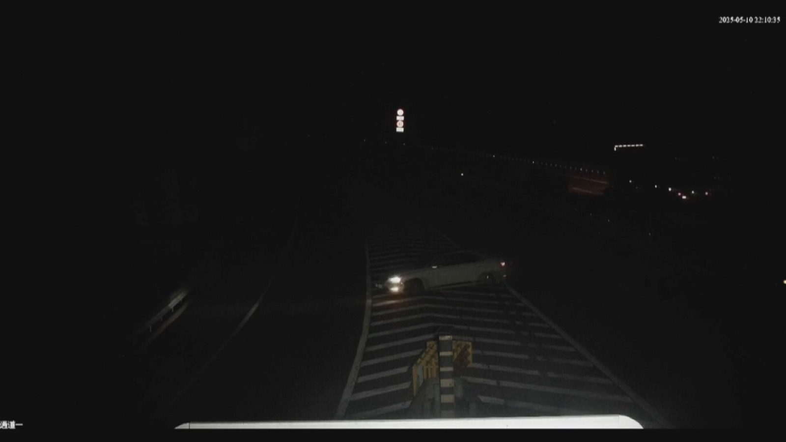 深夜高速掉头逆行 超车道上惊魂一幕 深夜高速掉头逆行 超车道上惊魂一幕