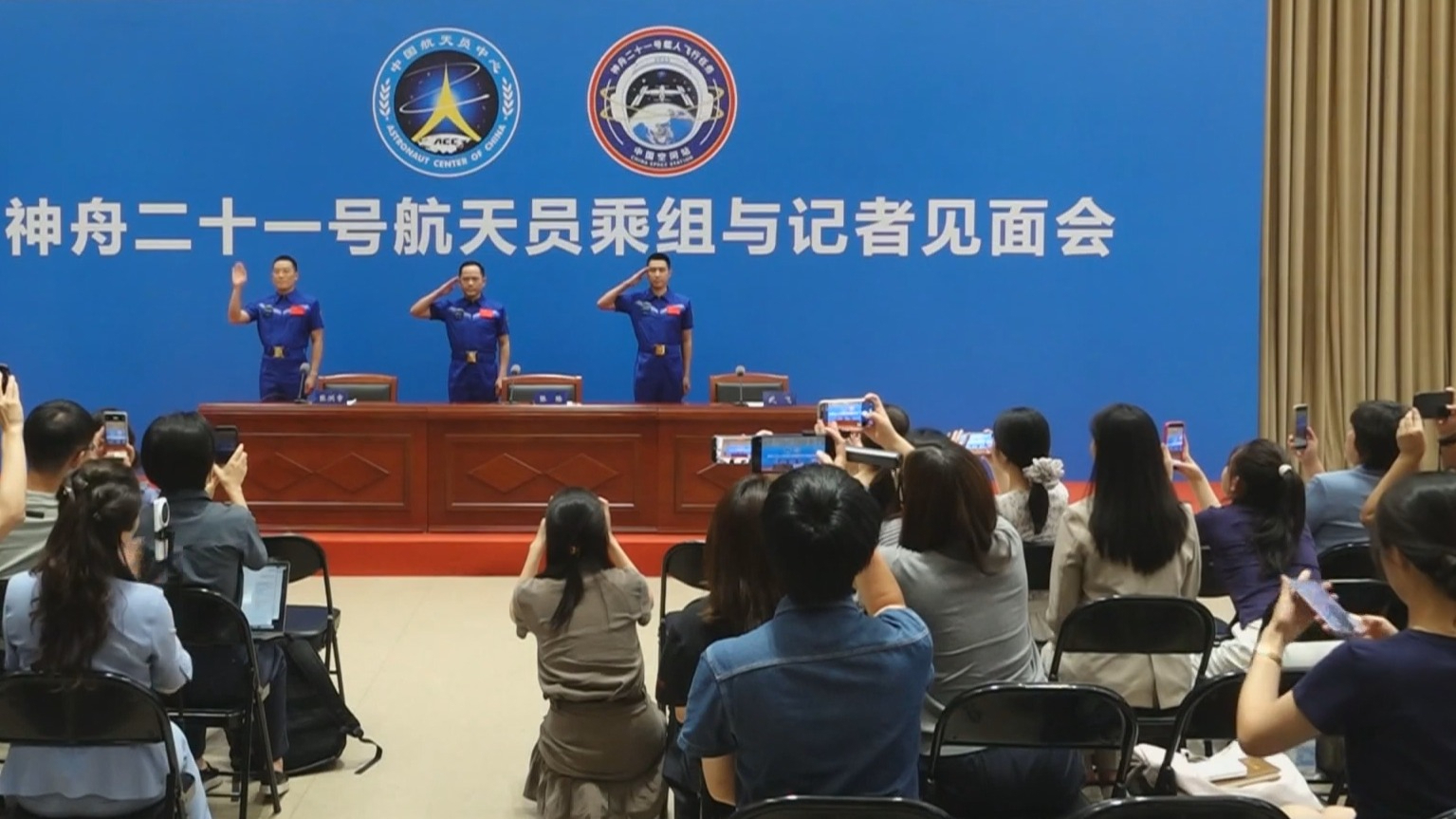 神舟二十一号航天员乘组完成疗养恢复 首次与媒体公众见面 神舟二十一号航天员乘组完成疗养恢复 首次与媒体公众见面