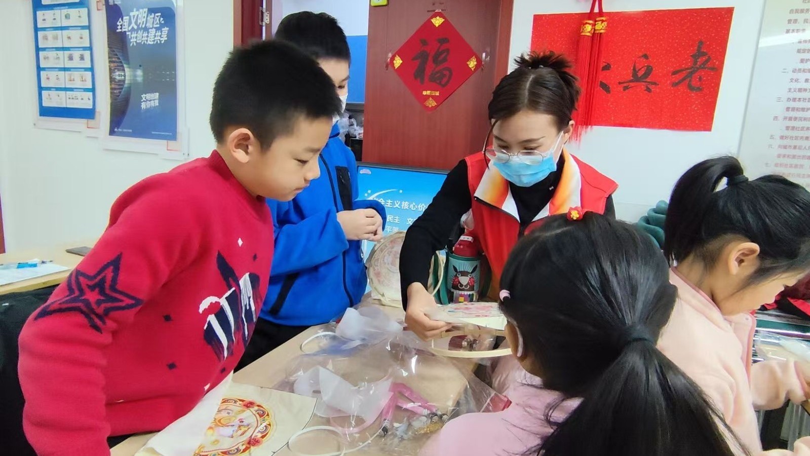 巧手做花灯！这个社区举办了特色元宵节活动