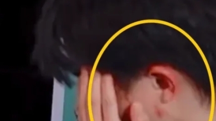 周深录制综艺被郭艾伦拖拽超10秒
