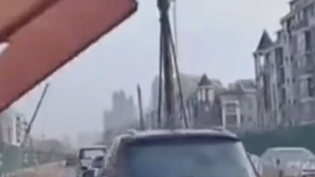 武汉一地铁工地龙门吊倒塌砸中轿车