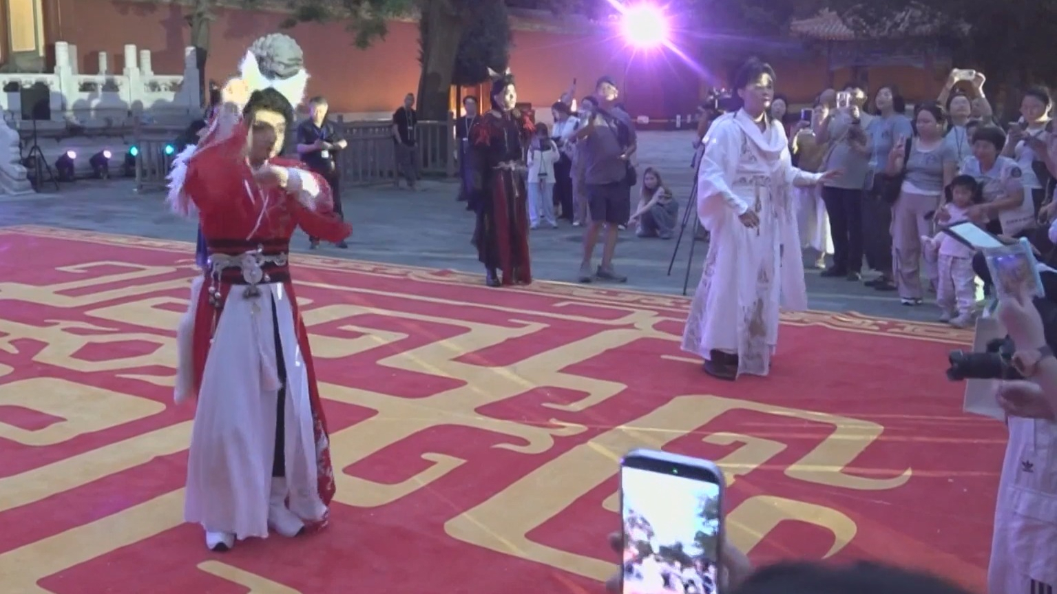 中轴线文旅夜游上新 景山公园“奇喵夜”试运营