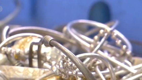 白银价格持续上涨 工厂加班赶制投资银条 白银价格持续上涨 工厂加班赶制投资银条