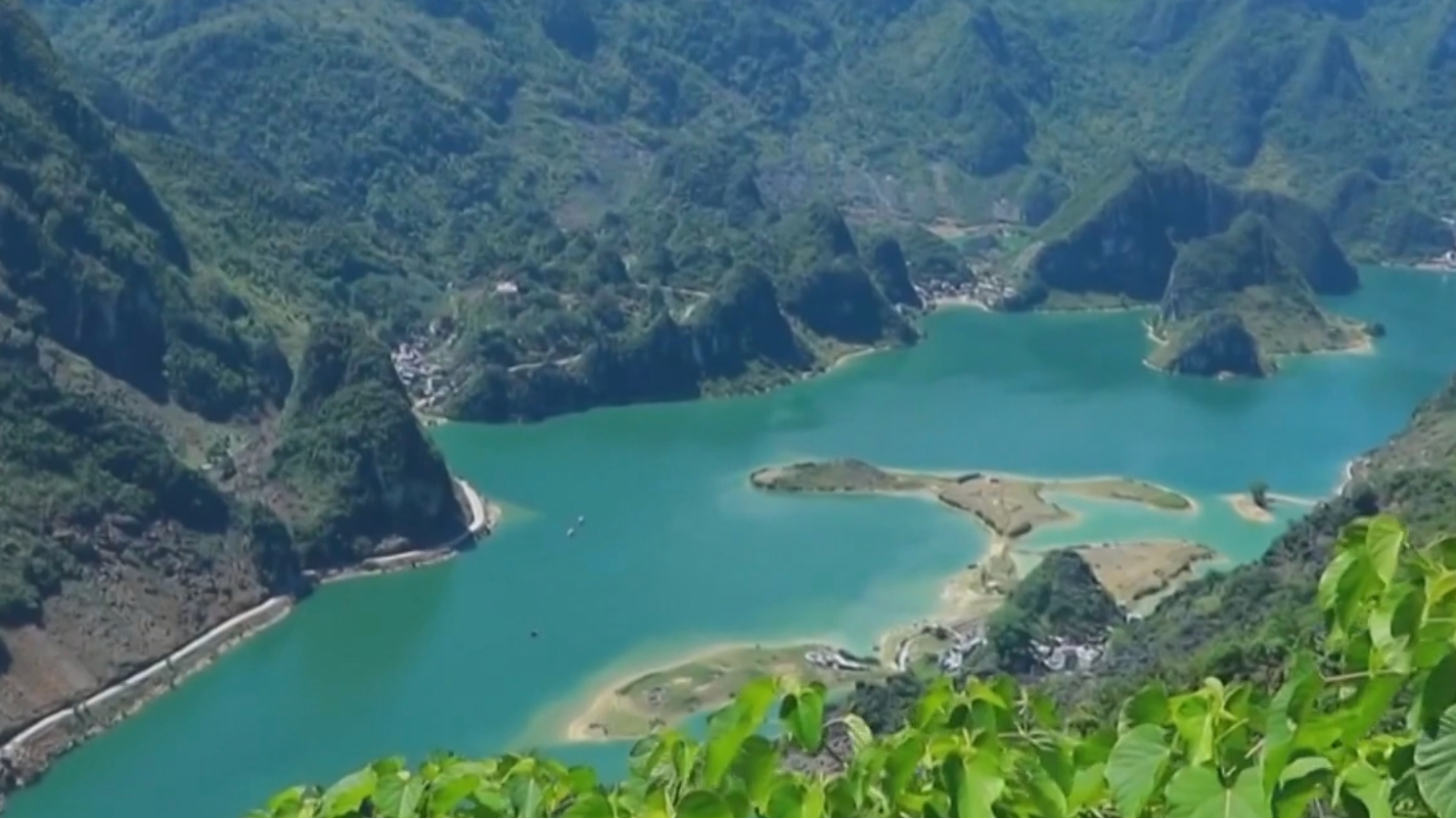 广西凌云 一湖碧水锁清凉 浩坤湖避暑正当时