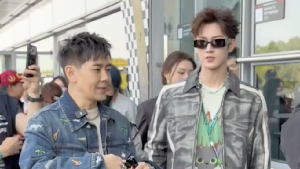 李昀锐赛车风造型闪现F1活动，与林志颖同框互动