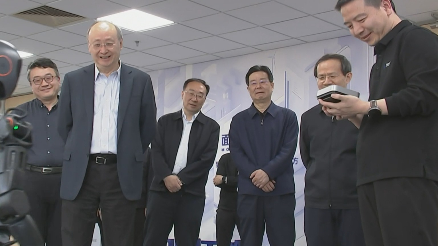 尹力强调 努力打造具有全球影响力的人工智能创新策源地和产业高地