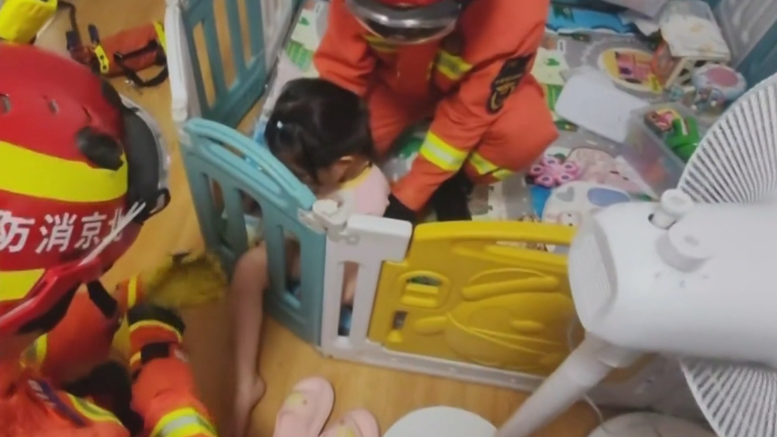儿童头钻地铁扶手栏杆被卡 警民合力助其脱困 消防提示:万一“被卡住” 这些事不能做 儿童头钻地铁扶手栏杆被卡 警民合力助其脱困 消防提示:万一“被卡住” 这些事不能做