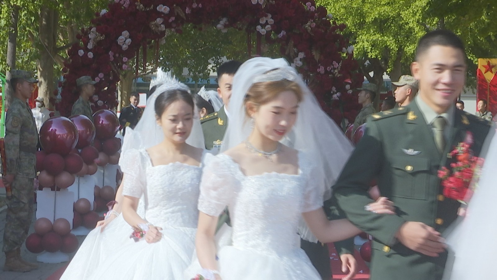 “硬核”浪漫！军人集体婚礼甜蜜来袭