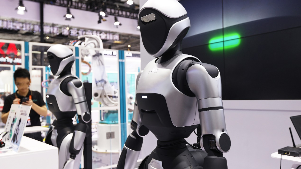 人形机器人加速“进化”,预计2026年产业规模将突破200亿元 人形机器人加速“进化”,预计2026年产业规模将突破200亿元