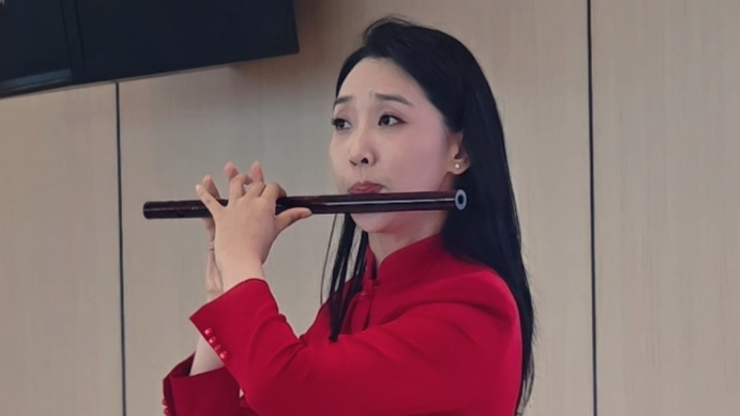 孙楚泊现场独奏《我的祖国》，悠扬笛声引得全场共鸣