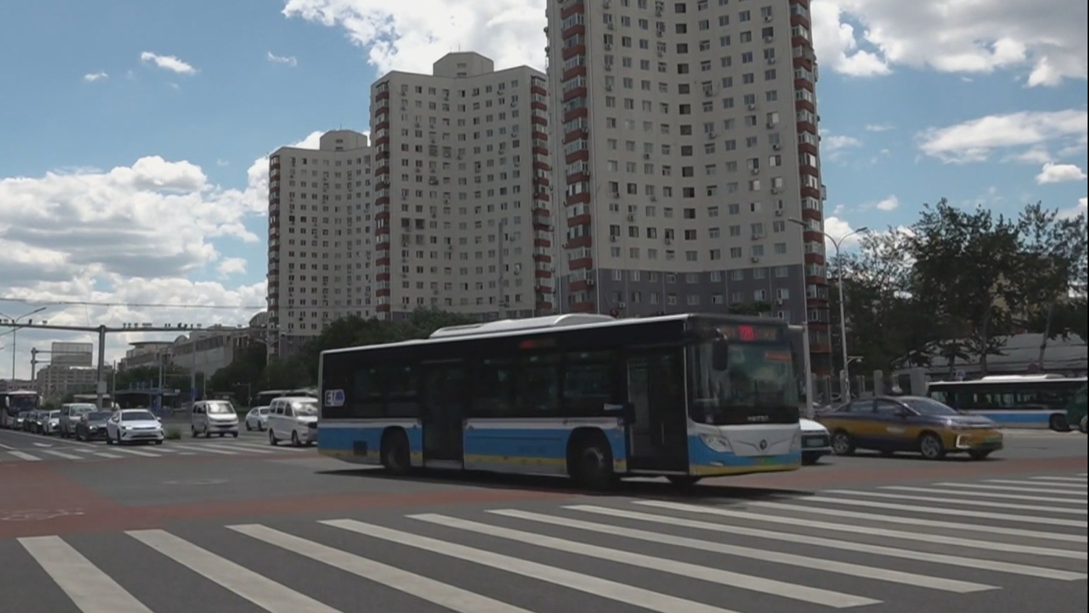 考生记错时间险迟到 铁骑民警紧急送考