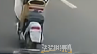女子骑车在机动车道蛇形走位，下一秒被过往车辆撞倒